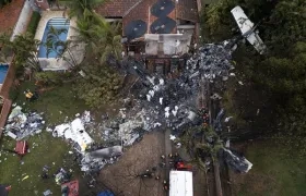 Agentes de policía científica de Brasil trabajando en las investigaciones. 