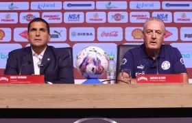 Robert Harrison, presidente de la Asociación Paraguaya de Fútbol, y Gustavo Alfaro, nuevo entrenador.