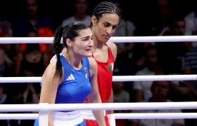 La italiana Ángela Carini, entre lágrimas, tras su derrota ante la argelina Imane Khelif.