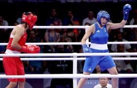 Acción del combate entre la italiana Ángela Carini y la argelina Imane Khelif. 