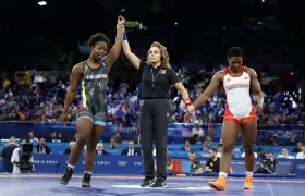 La colombiana Tatiana Rentería tras declarada ganadora ante la ecuatoriana Génesis Reasco.