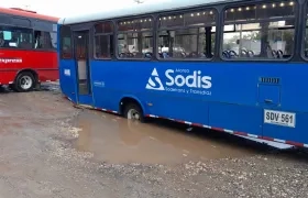 Un bus de servicio público quedó atascado en uno de los huecos de la Circunvalar. 