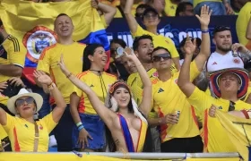 Hinchada colombiana en el Metropolitano.