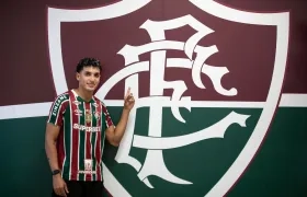 Gabriel Fuentes posando con la camiseta de su nuevo equipo. 