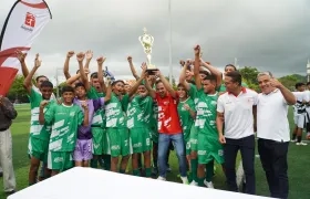 Integrantes de Sabanagrande tras recibir el trofeo de campeón.