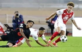 Lamine Yamal, autor del gol del Barcelona, cae tras ser fauleado por Vanderson. 