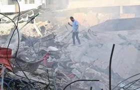 Un hombre camina sobre los escombros en el barrio Haret Hreik en Beirut, en el Líbano.