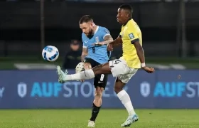 Nahitan Nández, de Uruguay, disputa un balón con Alan Minda, de Ecuador.