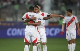 Jugadores de Perú celebran el gol ante Uruguay 