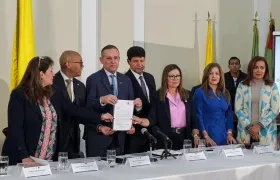 La ministra Ángela Buitrago, el presidente de la Corte Suprema, Gerson Chaverra; el Presidente del Senado, Efraín Cepeda, y la fiscal Luz Adriana Camargo radicando la reforma.