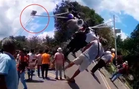 Momento en que los manifestantes tumbaron la cámara de fotomultas. 