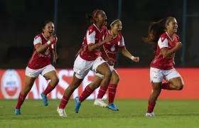 La celebración de las jugadoras de Santa Fe tras pasar a la final al vencer en la tanda de penales a Independiente del Valle.