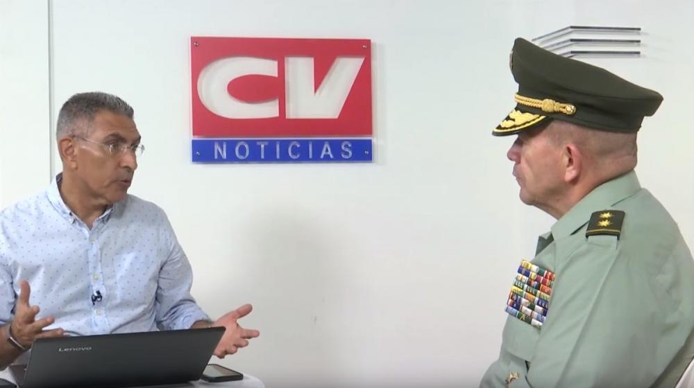 Jorge Cura con el general Ricardo Alarcón, comandante de la Policía Metropolitana.