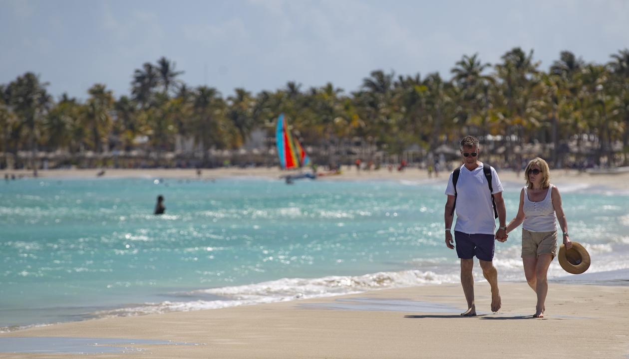 Turistas disfrutan en una playa de la zona de Boulevard Kukulcán, en Cancún (México). 