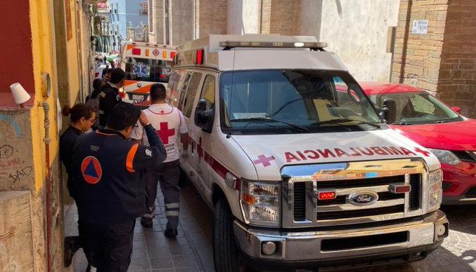 Una ambulancia se estaciona en la escuela de primaria en donde fueron reportados los intoxicados.