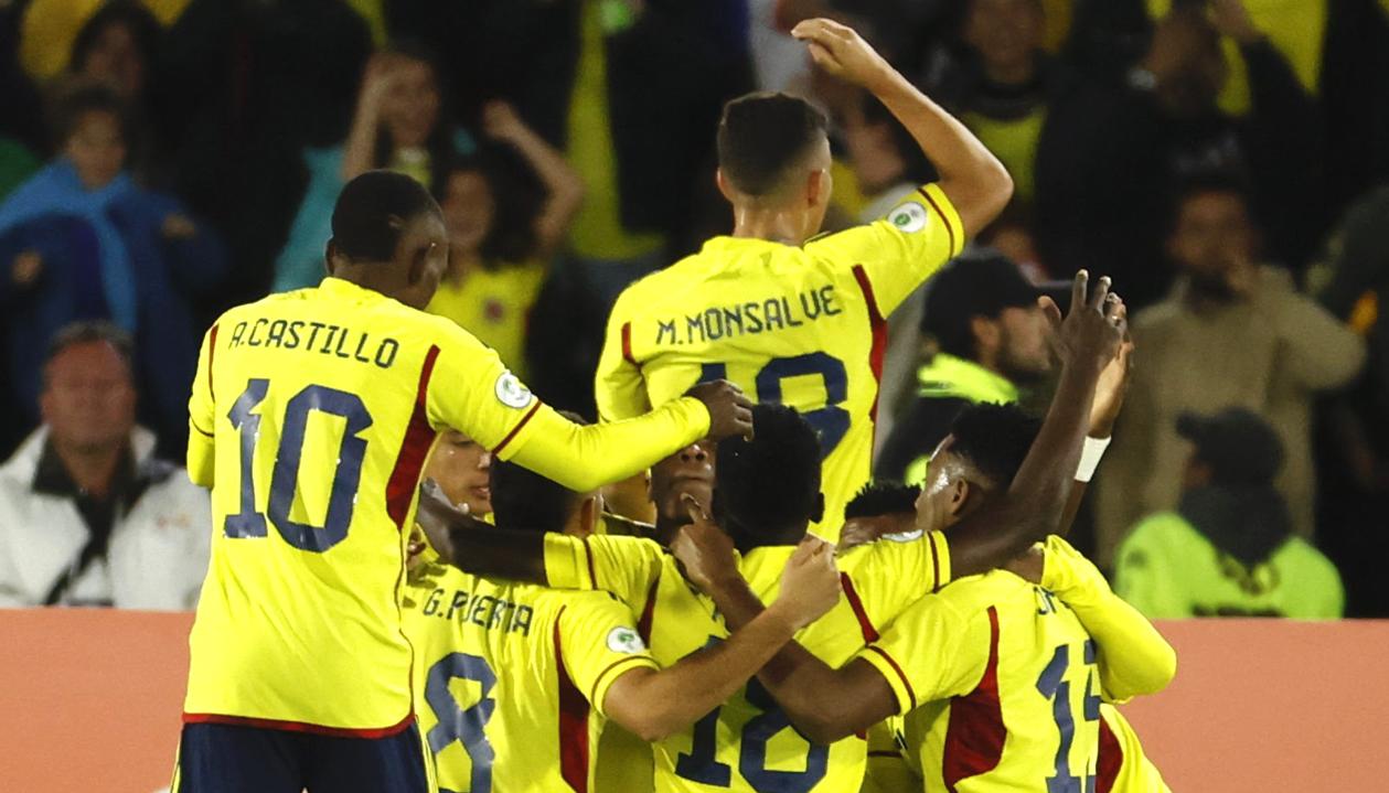 Jugadores de Colombia celebrando el gol en contra el ecuatoriano Luis Córdova.