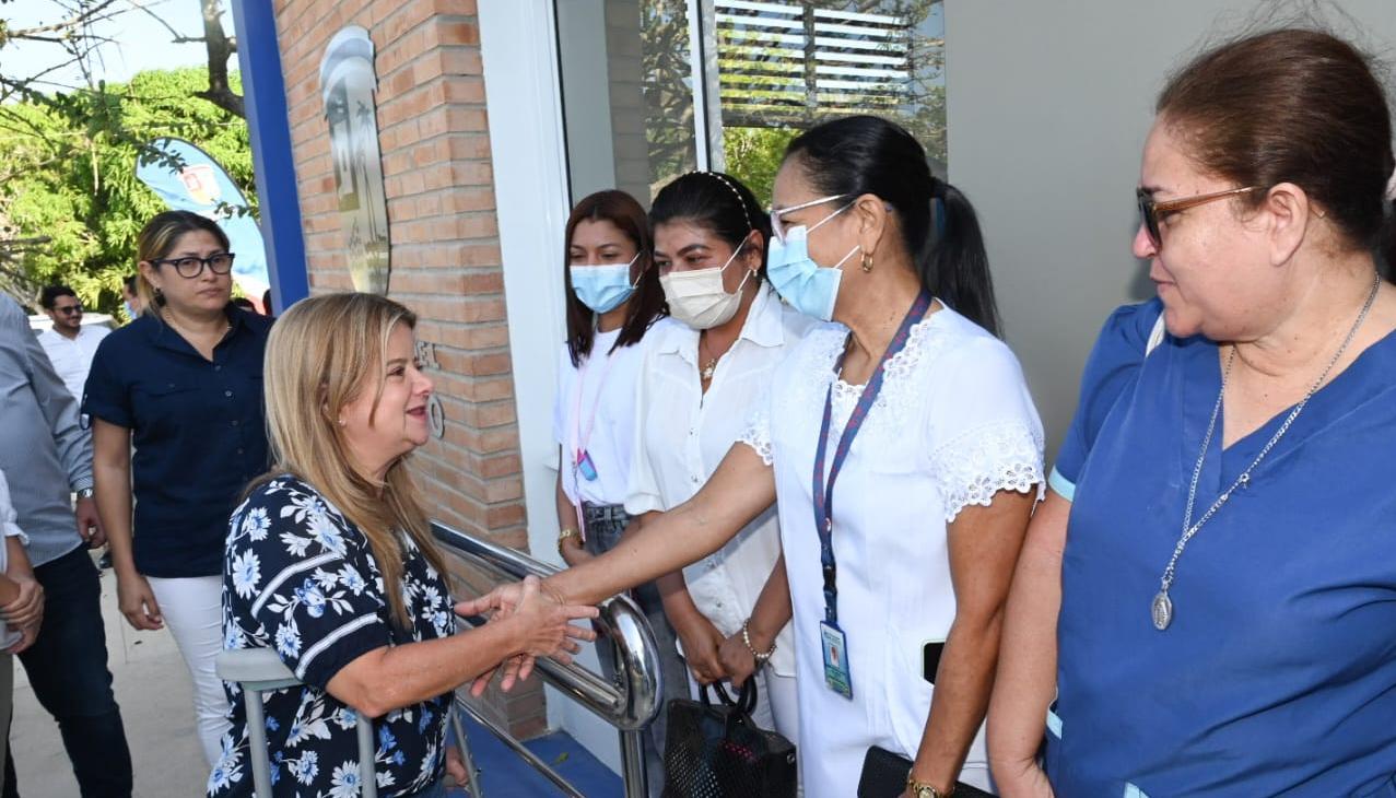 La Gobernadora Elsa Noguera en la entrega del nuevo puesto de salud.