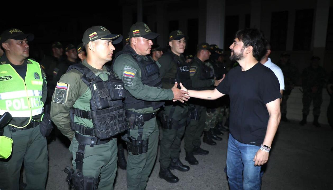 El Alcalde Jaime Pumarejo durante su visita al Batallón de Policía Militar.