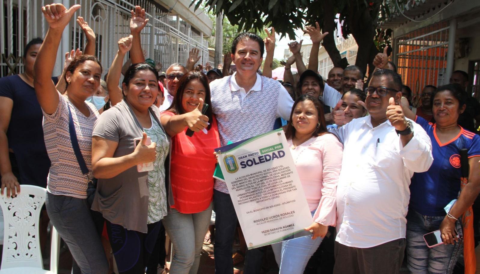 El alcalde Rodolfo Ucrós con vecinos de uno de los barrios beneficiados. 
