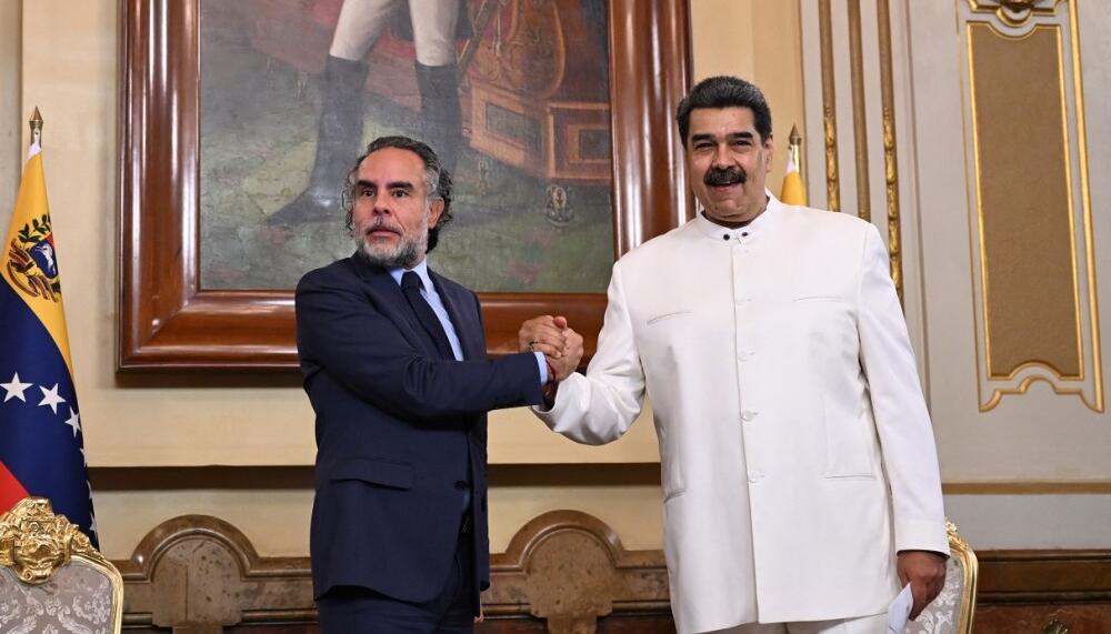 El embajador colombiano en Venezuela, Armando Benedetti, junto al Presidente de Venezuela, Nicolás Maduro.