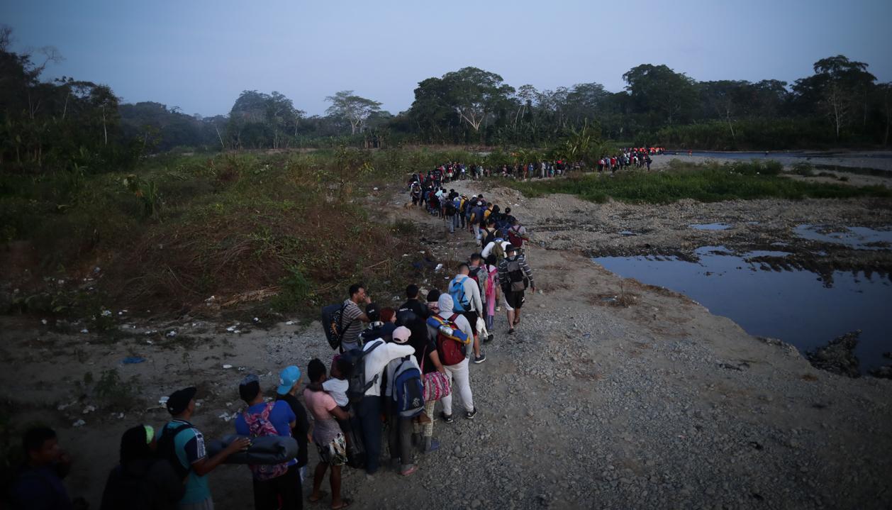 Migrantes en la selva del Darién.