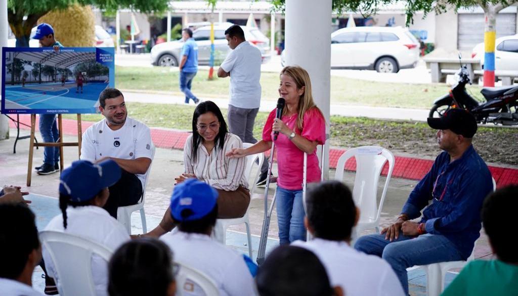 La Gobernadora Elsa Noguera explicando los proyectos.