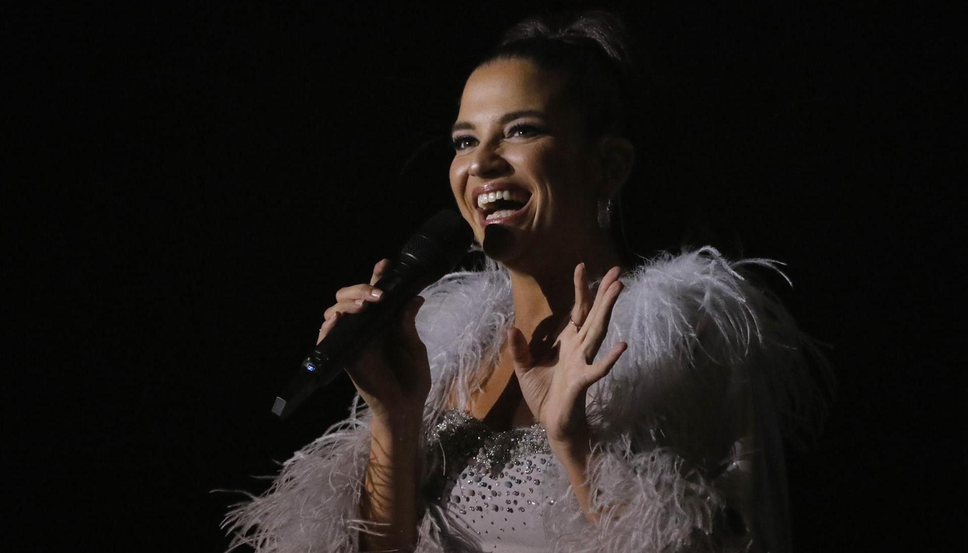 La cantante española Natalia Jiménez actúa durante un concierto en el Movistar Arena, en Bogotá