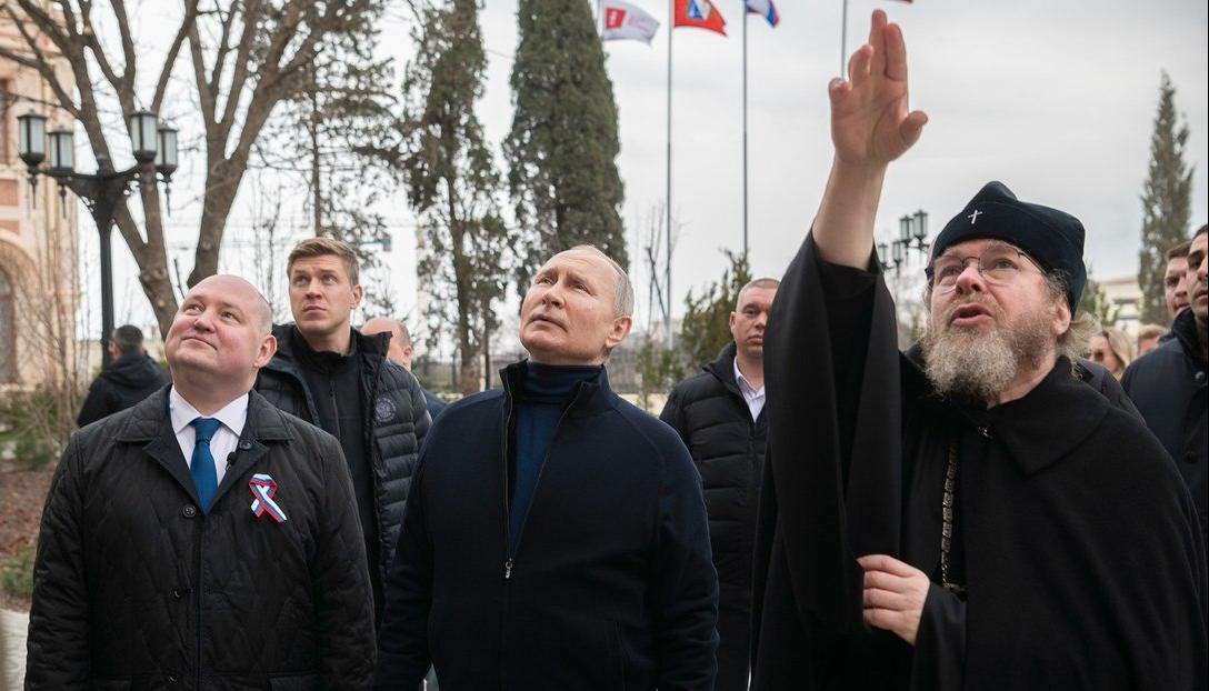 El presidente Vladimir Putin, en la visita relámpago que hizo a Mariúpol, ciudad ucraniana tomada por Ejército de Rusia.