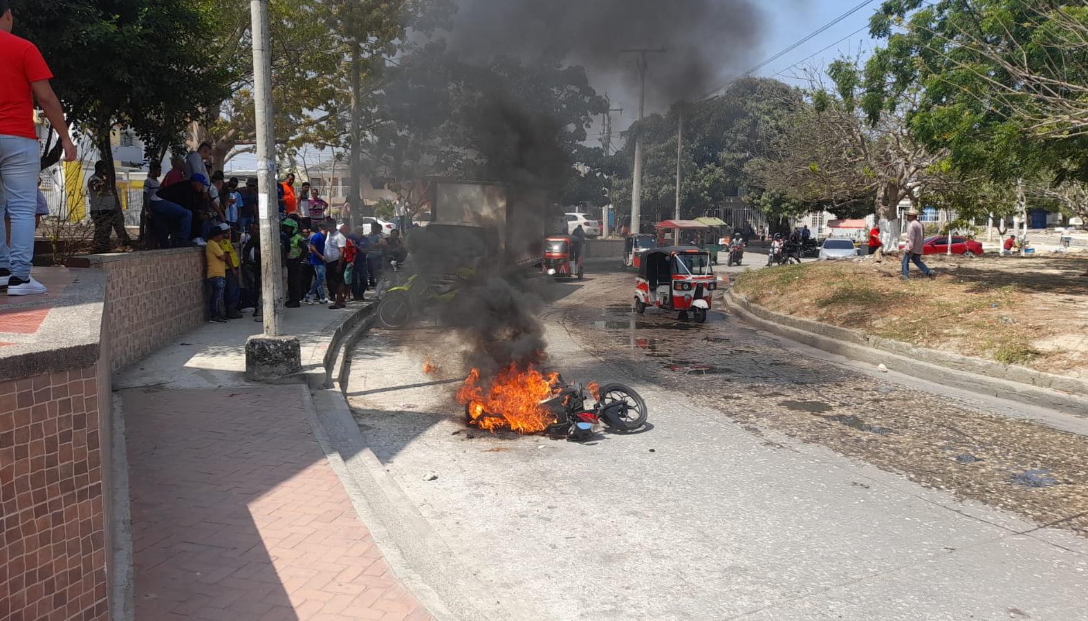A presunto ladrón le quemaron su moto en La Arboleda