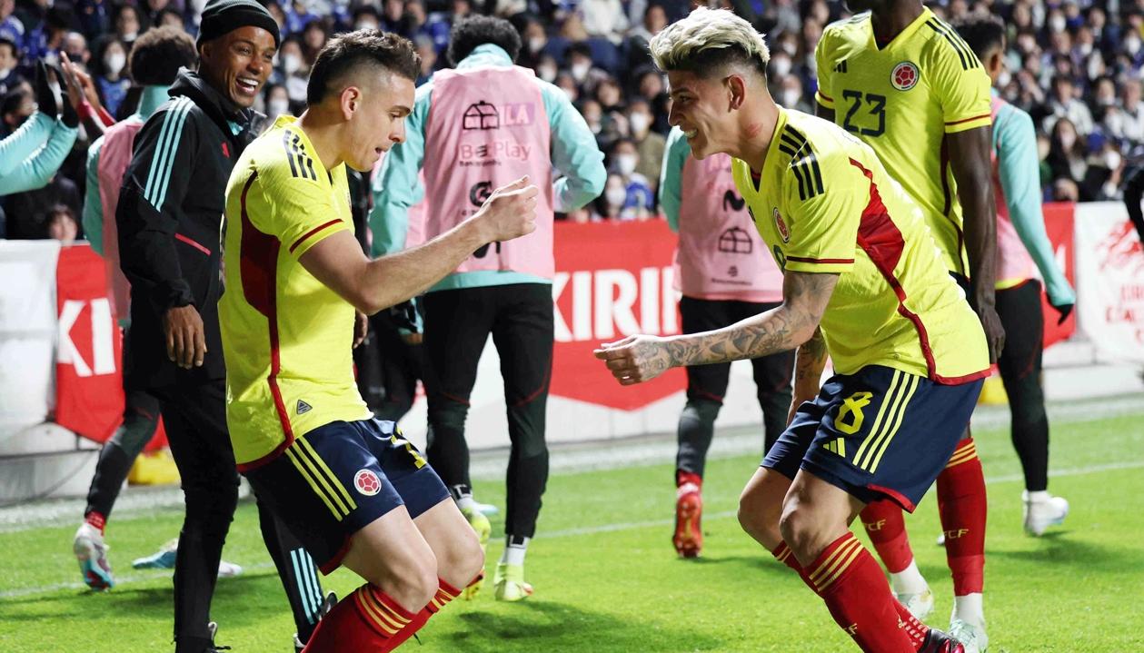 Rafael Santos Borré y Jorge Carrascal celebran con baile el segundo gol de Colombia.