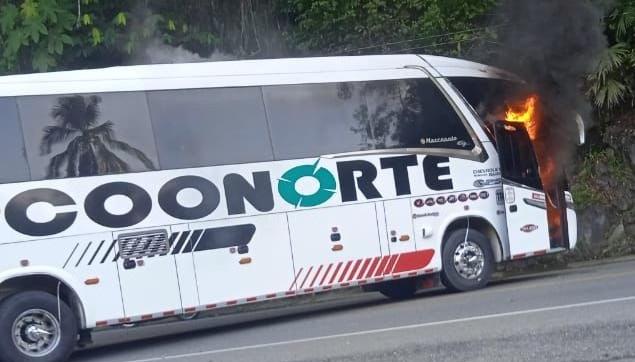Vehículo incinerado en Bajo Cauca.