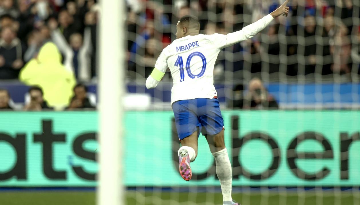 Mbappé marcó un doblete en la goleada 4-0 a Países Bajos, este viernes.