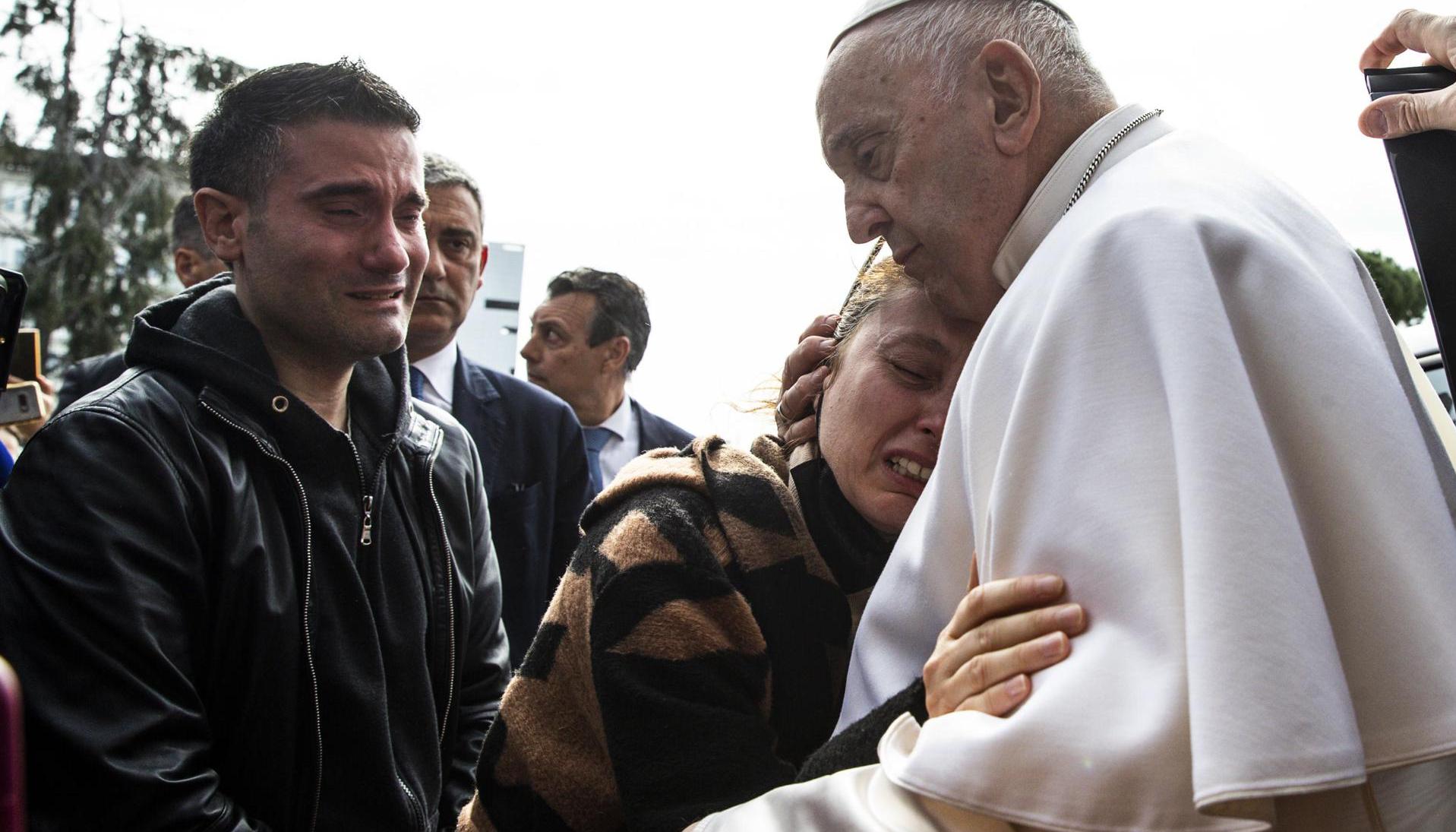 El Papa a la salida del Hospital Gemelli