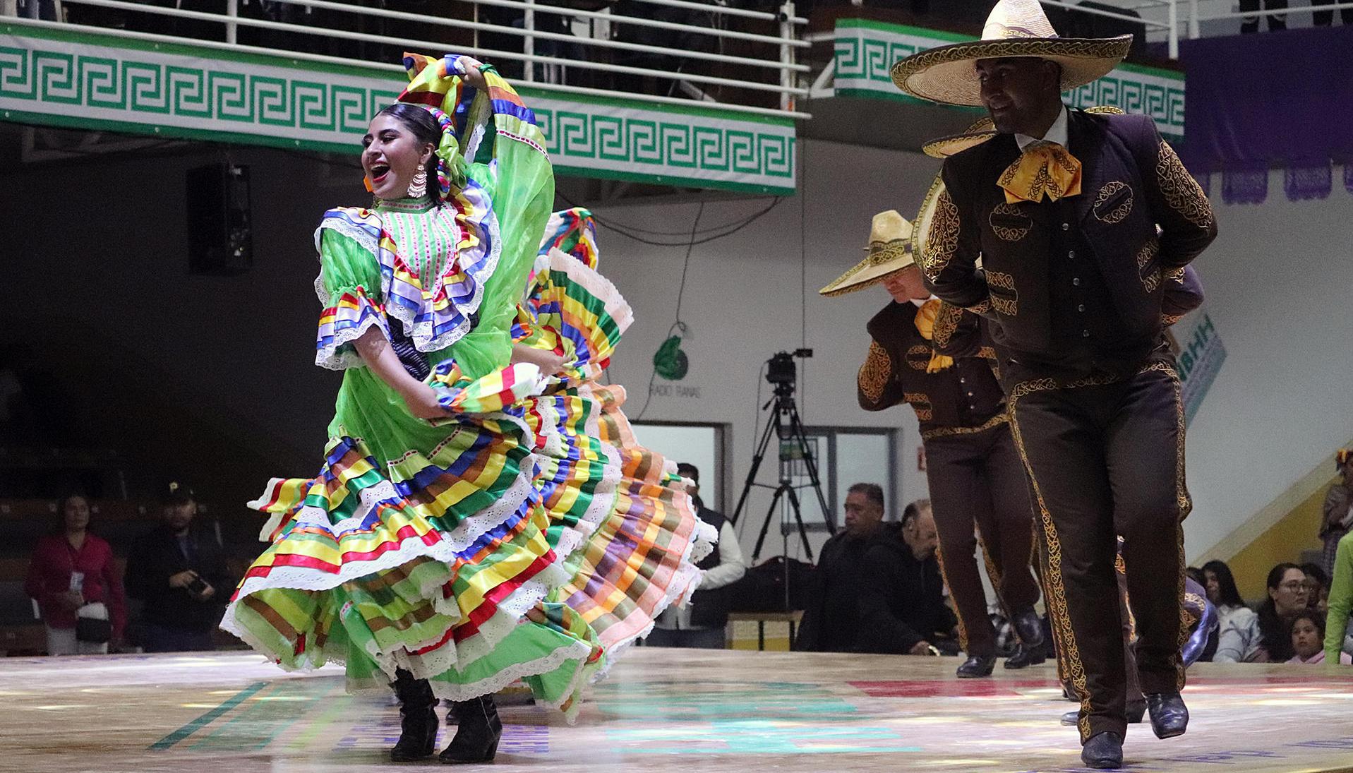 Bailadores de huapango se presenta la ciudad de San Jaoquín, Querétaro.