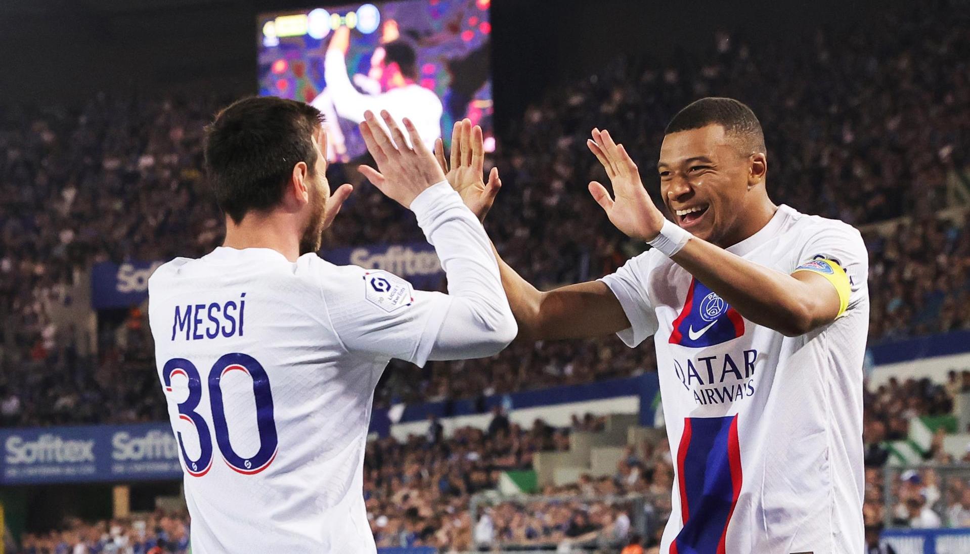 Messi y Mbappe celebran el gol del PSG ante el Estrasburgo.