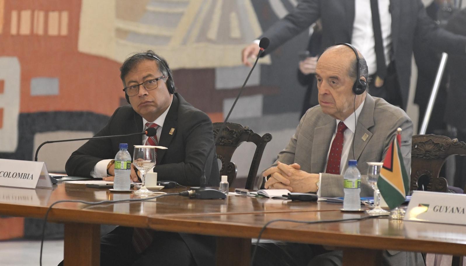 Petro y su canciller Álvaro Leyva en la Reunión de Presidentes de los Países de América del Sur