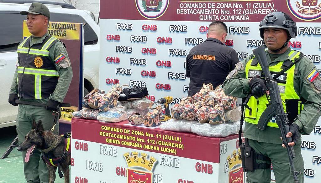 El Comando Estratégico Operacional de la Fuerza Armada Nacional Bolivariana mostró de espaldas al capturado y la droga incautada