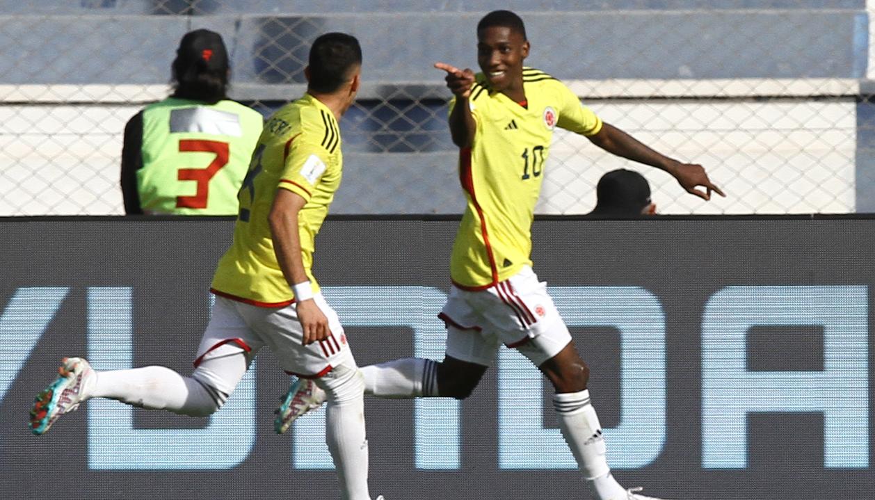 Yáser Asprilla celebra tras marcar el segundo gol de Colombia. 