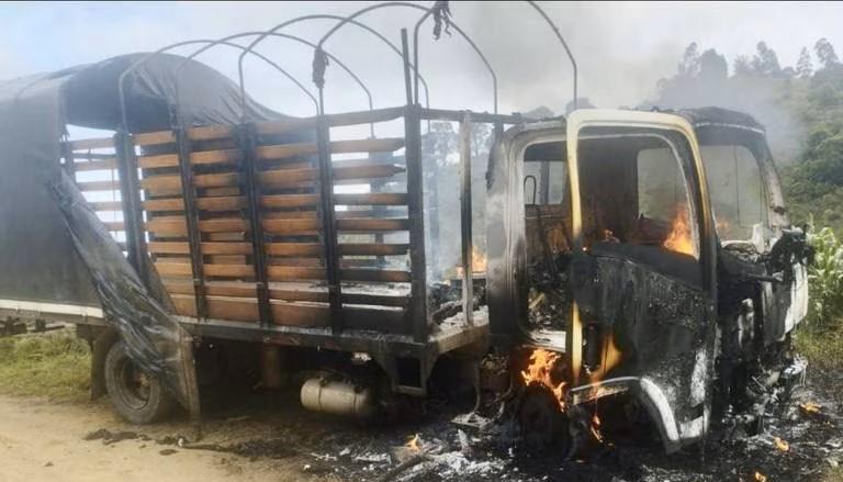 Camión del Ejército incinerado por disidencias de las FARC.