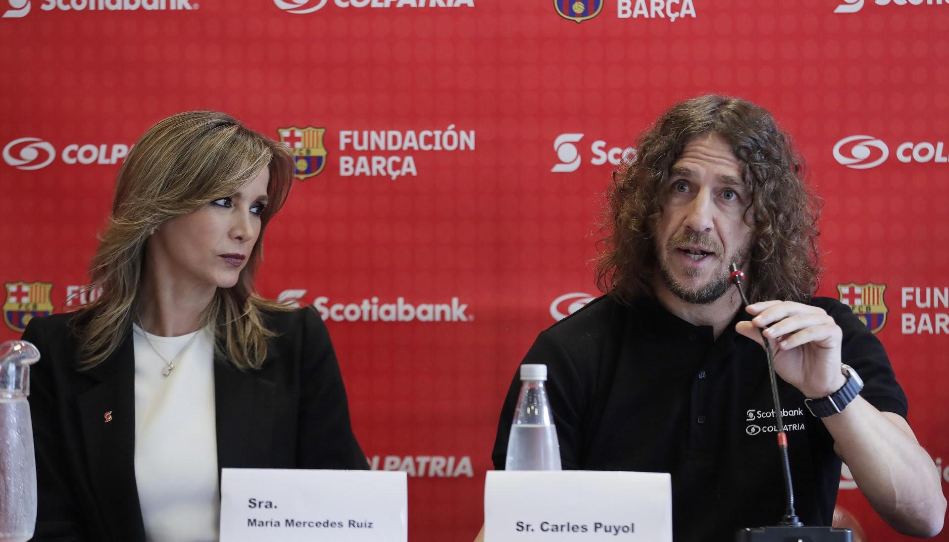 Gerente de Scotiabank, María Ruíz, y el exfutbolista Carles Puyol.
