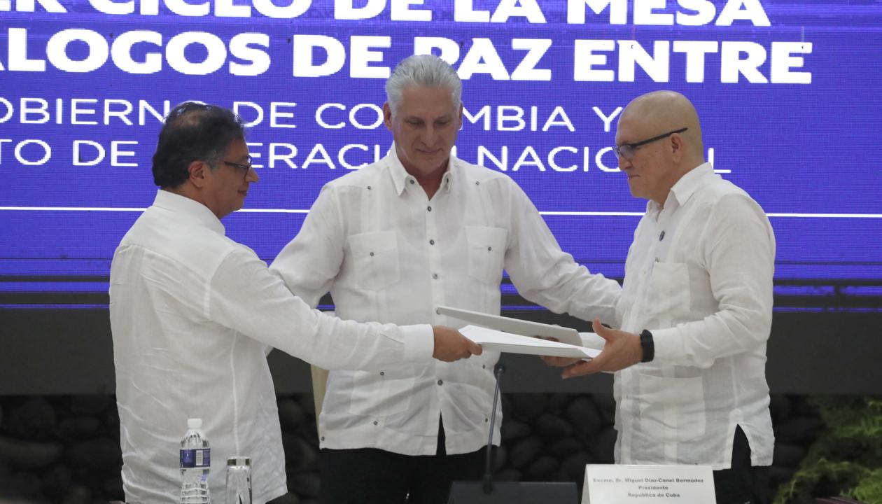 El Presidente Gustavo Petro; su homólogo cubano Miguel Díaz-Canel y Antonio García, jefe negociador del ELN.