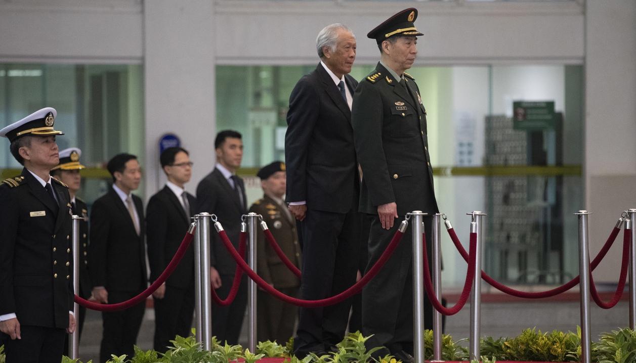 Encuentro entre el ministro chino de Defensa, Li Shangfu, y su homólogo de Singapur, Ng Eng Hen.