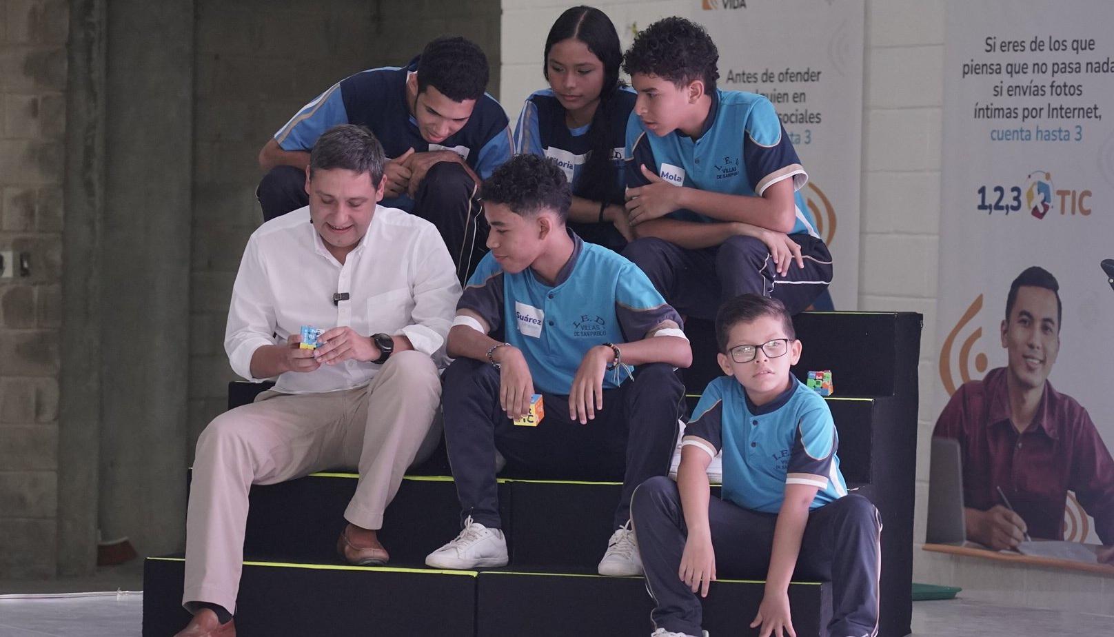 El MinTic, Mauricio Lizcano, enseña el uso del programa 1, 2, 3 x TIC a estudiantes de la IED Villas de San Pablo