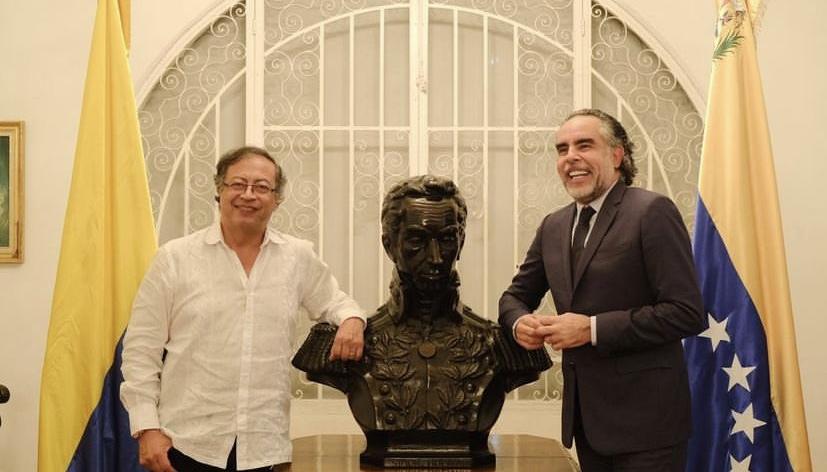 Armando Benedetti, uno de los hombres de confianza del Presidente Petro, en un foto de archivo junto al Jefe de Estado