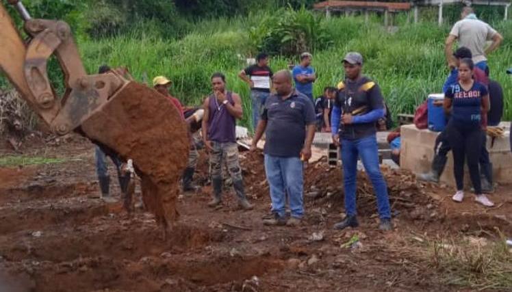 Remoción de tierra en la mina Talavera, ubicada en el municipio El Callao, Venezuela