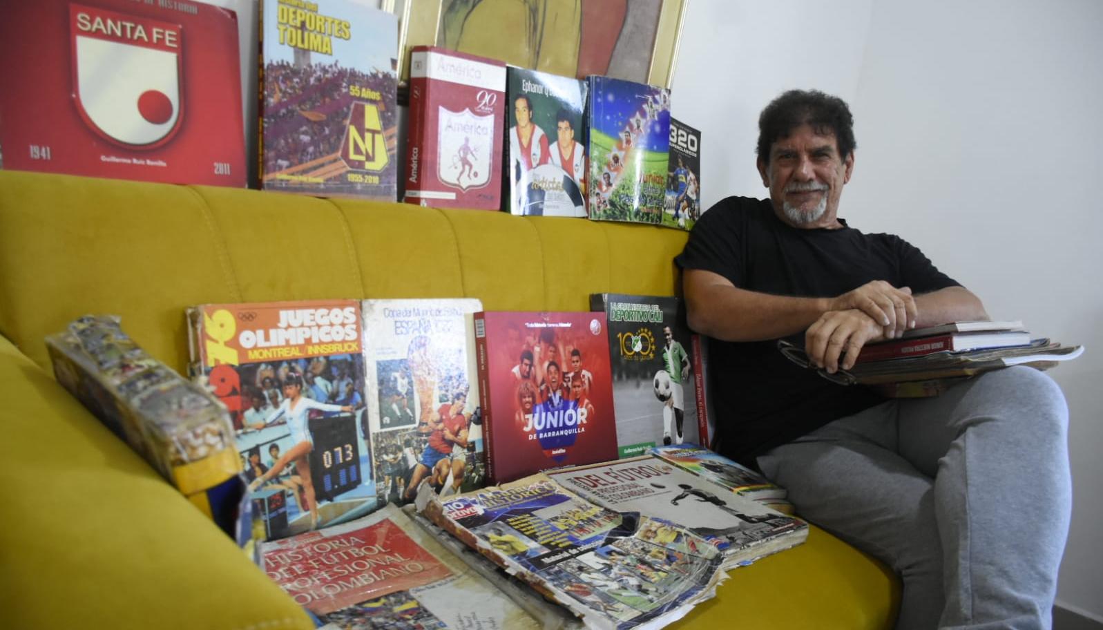 Jairo De la Rosa y parte de la colección de libros y revistas que conserva en su residencia.