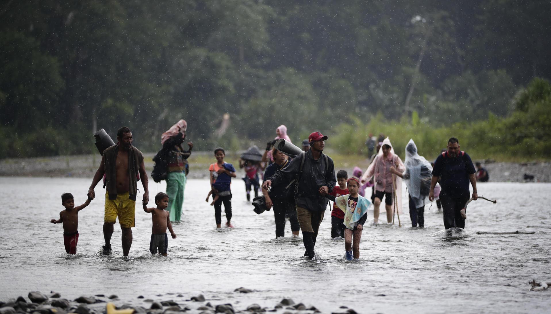 Migrantes cruzando la selva del Darién. 