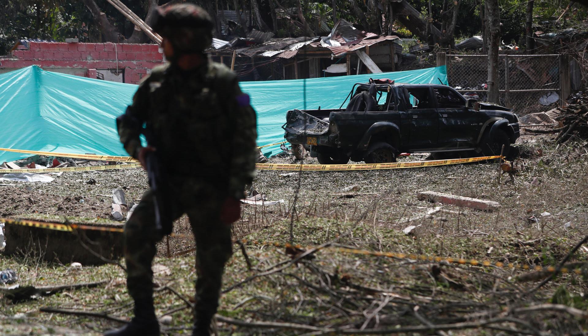 Militares prestan seguridad cerca al lugar donde explotó un carro bomba en Timba, Cauca.