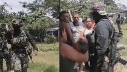 Momento en el que los militares hostigaban a la comunidad de Tierralta.