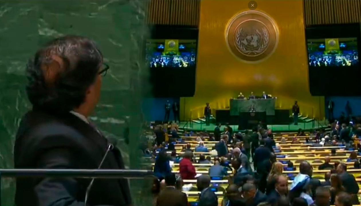 El Presidente Petro aguarda a que haya orden y silencio en el auditorio para empezar su discurso